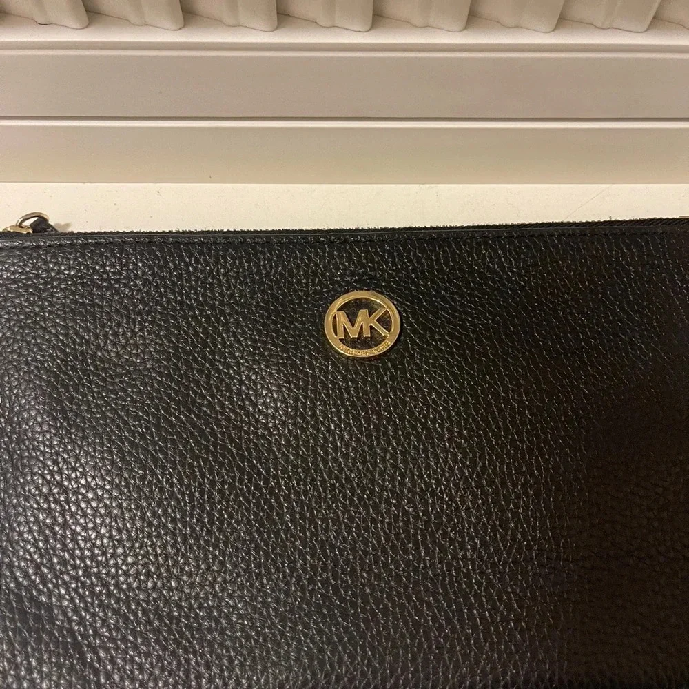 MICHAEL KORS Fulton Solid Black Leather Zip Clutch Wristlet EUC